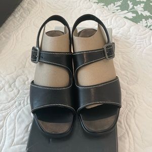 NWT Munro America Jamaica black leather sandals. Size 8.